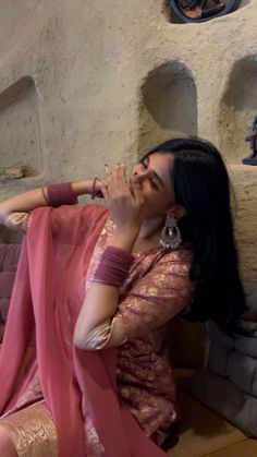 Desi Outfit Pose Ideas, Girl In Traditional Aesthetic, Aesthetic Desi Photoshoot, Pink Lehenga Aesthetic, Desi Pose Ideas, Desi Aesthetic Poses, Lehenga Poses For Photoshoot, Poses In Indian Outfit, Desi Aesthetic Pictures Ideas