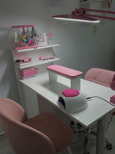 Mini Nail Studio, Small Nail Room Ideas, Estudio Nail Designer, Nail Table Ideas, Tech Room