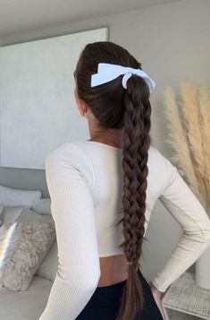 To help you have your hair on point for the new school year, here are 20 of the best back-to-school hairstyles to make a great first impression! Concert Hairstyles, Hairstyle Examples, High Ponytail Hairstyles, Sleek Ponytail Hairstyles, Hairstyles 2024, Fairy Hair, Bow Hairstyle, Hairdos For Curly Hair