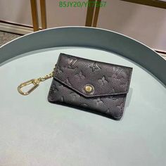 Size: 13cm*9cm*1.5cm It comes with Dust box, Care manual, Tag, and Paper bag. Louis Vuitton Shirt, Chanel Shirt, Black Louis Vuitton, Gucci Gg Marmont, Compact Wallet, Reversible Belt, Black Wallet, Luxury Products, Black Shop