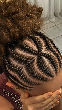 Cute Hair Styles For School Pictures, Fish Bone Braid Cornrows, Braided Hairstyles For Short Hair Black, Braid Designs For Women, Cool Braid Hairstyles For Short Hair, Front Cornrows Hairstyles, Natural Cornrow Hairstyles For School, Crossover Braids, Hairstyles For Medium Length Hair Braids