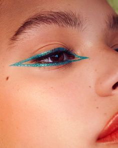 Eyeliner Looks Hooded Eyes, Retro Eyeliner, Coloured Liner, Eyes Contour, Water Activated Eyeliner, Graphic Liners, Colorful Eyeliner, Artsy Makeup, Cloth Ideas