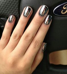 Alle sind verrückt nach #ChromeNails. Die glänzenden #Nagellacke in #Metallic-Farben zaubern einen tollen Spiegellook. Dark Grey Nails, Metallic Nail Art, Unghie Sfumate, Metallic Nail Polish, Nagellack Trends, Mirror Nails, Silver Nail, Gray Nails, Workout Chart