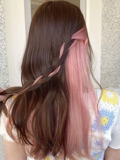 long brown hair with ash pink underneath Kpop Dyed Hair Ideas, Dusty Rose Peekaboo Hair, Kpop Inspired Hair Color, Hair Combination Color, 2 Colour Hair Underneath, Pink Color Hair Ideas, Pastel Pink Underneath Hair, Pink Peekaboo Hair Brown