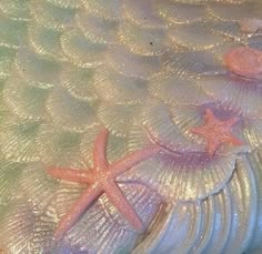 there is a starfish on the bottom of this bed