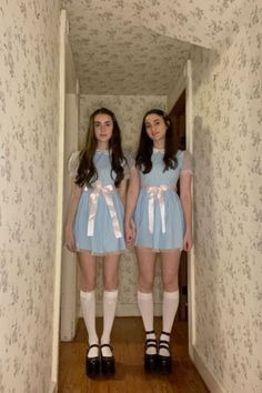 15 Incredibly Genius Duo Halloween Costumes - Its Claudia G Holloween Costume Ideas Duo Friends, Costume Halloween Duo, All Black Halloween Costume, Black Dress Halloween Costume, Fran Bow, Black Halloween Costumes, Halloween Duos, Twin Halloween, Twin Halloween Costumes