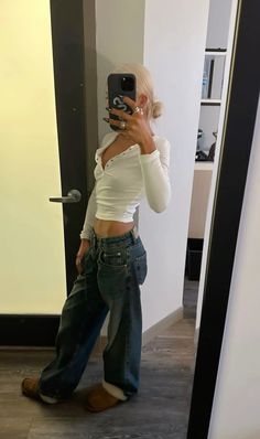 Basic Vintage Outfits, Nice Top And Jeans Outfit Ideas, Basic Winter Fits, Fall Tank Top Outfits, Different Style Aesthetics, Streetwear Outfits Women, Basic Outfit Aesthetic, Outfits With White Jeans, Minimalist Chic Style