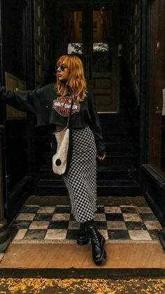 70s Grunge Aesthetic Outfits, Nashville Edgy Outfits, Autumn Styles For Women, Chunky Boots Outfit Grunge, Minimalist Emo Outfits, Grunge Artist Aesthetic Outfits, Chunky Boots Summer Outfit, Outfit Ideas England, Over 40 Alternative Fashion