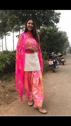 Sonam Bajwa pink and white punjabi suit . Simple Indian Suits, Sonam Bajwa, Indian Dress Up, Fitness Fashion Outfits, World Beauty