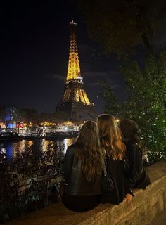 three girls looking at the eiffel tower in paris