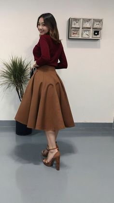 Long Flowing Skirts, Skirt Outfit Ideas, Black Skirts, Stylish Skirts, Yellow Skirt, Couture Runway, Cute Crop Tops, Skirt Outfit