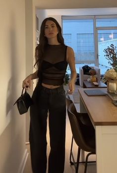 Bar Fit Women, Clubbing Outfit Inspiration, Cozy Bar Outfit, Going Out Outfits London, Feminine Going Out Outfit, Outfit Inspo Clubbing, Bar Tending Outfit, Bar Outfits Aesthetic, Night Look Outfits Party