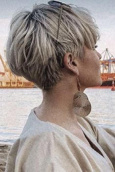 Glasses Haircut, Short Silver Hair, Blonde Pixie Hair, Short Hair Trends, Short Grey Hair, Blonde Pixie Haircut, Women Glasses, Messy Short Hair