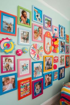 Chic Photo Wall Décor Ideas for Modern Living Rooms Wall Photo Ideas, Family Photo Wall, Diy Designs, Photo Wall Decor