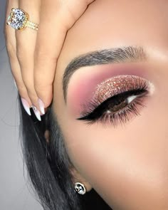 Makeup Kawaii, Make Up Diy, Rose Gold Eye Makeup, Pageant Makeup, Editorial Vogue, Rose Gold Eyeshadow, Gold Eyeliner, Eyeliner Tips