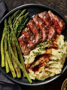 steak, mashed potatoes and asparagus on a plate