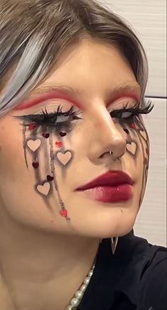 Love Sick Makeup, Halloween Makeup Eye Looks, Cool Halloween Makeup Pretty, Draculaura Makeup Look, Cool Halloween Makeup Creative, Maquillaje Halloween Aesthetic, Dark Cupid Costume, Make Up Looks Halloween, Makeup Look Ideas Creative