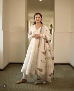 Dress Pakistani Simple, White Ethnic Dress, White Dress Pakistani, White Dress Design, Simple White Dress, Dia Mirza, Diwali Outfits, Indian Outfits Lehenga