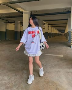 Girly Tshirt Outfits, Skirt Fit Ideas, Girly Street Style, White Mini Skirt Outfit, Korean Skirt Outfits, Minimalist Ootd, Oversized Tee Outfit, T Shirt Styling