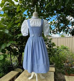 Bitte beachten: Wir machen Urlaub. Ihr Kauf wird am 24.Oktober 2024 versendet. :) Das Trägerkleid, die Bluse und der Slip wurden nach der gleichen Technik hergestellt wie das Original, das die Teenager-Schönheit Judy Garland als Dorothy in Der Zauberer von Oz 1939 trug. Was uns auszeichnet, sind die authentischen Materialien, die für die Herstellung unserer Dorothy-Kleider verwendet werden. Die genaue Art Haken und Ösen Schließungen an der Rückseite des Vichy-Kleid ist die Stand, weil dieses Ban Blue Gingham Dress, Judy Garland, The Wizard Of Oz, Dress Blouse, The Wizard, Pinafore Dress, Puff Sleeve Blouse, Gingham Dress, Blue Gingham