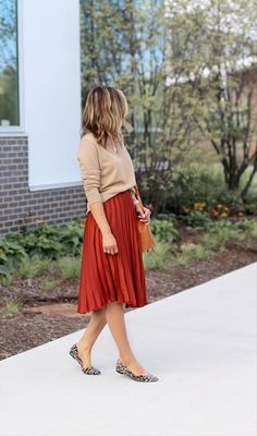 Fall Colors + Event of the Season - Lilly Style Red Pleated Skirt, Rok Outfit, Pleated Skirt Outfit, Skirt Outfits Fall, Midi Skirt Outfit, Rock Outfit, To Buy, Outfit Trends, Fall Skirts