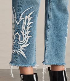 Calgary Stampede Outfits, Embroidery Jeans Diy, Western Embroidery, Classy Cowgirl, Embroidery Fashion Detail, Ideas Embroidery, Urban Threads, Boyfriend Fit Jeans, Embroidery Patterns Vintage