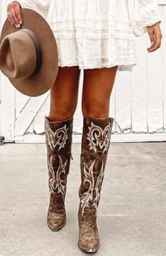 Western Boot Outfit, Western Boots Outfit, Cute Cowgirl Boots, Cowgirl Boots Outfit, Botas Western, Winter Boots Outfits, Western Shoes, Country Style Outfits, Western Wear Outfits