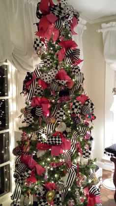 red white and black christmas decorations Red And Black Christmas Tree, Red And Black Christmas, Black Christmas Tree Decorations, Black Christmas Tree, Christmas Tree Decorated, Tree Gifts, Elegant Christmas Decor, Buffalo Check Christmas, Black Christmas Trees