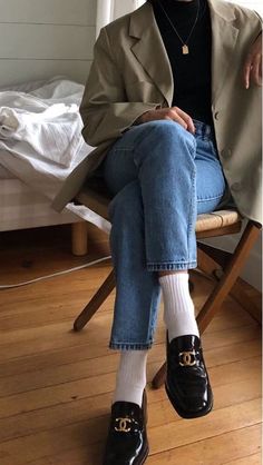 Fall Winter Outfits Casual Chic, Madewell Womens Outfits, Outfit With White Socks, Outfits With Loafer Heels, Chanel Loafers Women, Autumn Loafers Outfit, Socks In Loafers, Dress Shoes With Socks Women, White Socks And Loafers Outfit