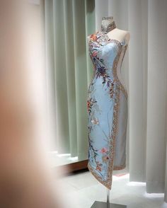 Qi Pao Modern, Cheongsam Embroidery, Chinoiserie Dress, Cheongsam Gown, Asian Style Dress