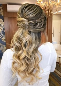 12 penteados de festa para madrinhas e formandas Curly Natural Curls, Curls For Long Hair, Light Blonde Hair, Wedding Guest Hairstyles, Easy Hairstyles For Long Hair, Bad Hair