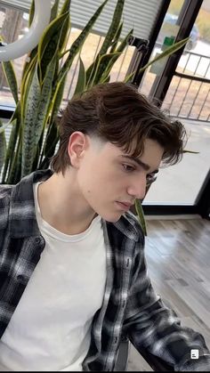 Straight Hair Flow Men, Modern Haircuts Men, Modern Mullet Fade, Modern Mullet Straight Hair, Mullet Hairstyle Mens Straight Hair, Men Haircut Fade, Modern Mullet For Men, Mens Straight Hair, Straight Hair Mullet