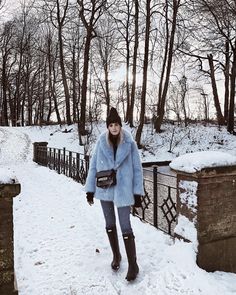 Only smart women like this winter outfits with snow boots. #cutewomensnowboots Cute Snow Boots, Snow Outfits For Women, Look Winter, Boot Outfits