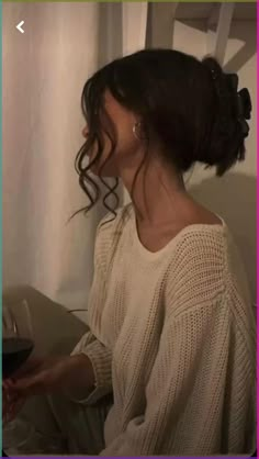 Casual hairstyle for staying in. College girl hairstyle. Dark long hair. Messy bun. Casual outifit. Jumper outfit. Simple fall outfit for cold weather. Hair care and self care Comfy Hairstyle, College Hairstyles, Lazy Hairstyles, Girl With Brown Hair, Clip Hairstyles, Messy Short Hair, Messy Bun Hairstyles, Bun Hairstyle, Long Brown Hair