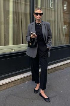 Ballet flats How To Style Grey Blazer Women, Tailored Blazer Outfit, White Blazer Office Outfit, Charcoal Blazer Women Outfit, Gray Blazer Outfit Women Casual, Dark Grey Blazer Women Outfit, Outfit Saco Gris, Grey Blazer Women Outfit, Dark Grey Blazer Outfit