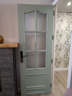 Puerta pintada en verde macilla con nuestra Línea Essential satinada Painted Bedroom Doors, Cheap Remodel, Interior Door Colors, Cottagecore Home, Green Door, Aesthetic Rooms, Kitchen Doors, Ideas Casa, Interior Deco