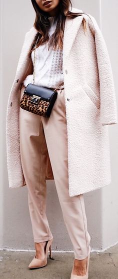 Pink textured coat #coat #pinkcoat #winterfashion #fallfashion #ad #pink #womensfashion Blush Outfit, Tom Pastel, Textured Coat