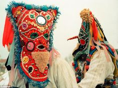 kukeri bulgaria Animal Costumes, Scary Costumes, Masks Art, We Are The World, Costume Mask, Folk Costume, Evil Spirits