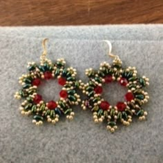 Handmade New Handcrafted Earrings Handmade, Beaded Christmas Earrings, Handmade Christmas Wreaths, Superduo Beads, Beading Inspiration, Mini Wreaths, Snowflake Earrings, Fancy Earrings, Handmade Earrings Beaded