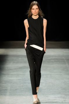 Narciso Rodriguez Fall 2019 Ready-to-Wear collection, runway looks, beauty, models, and reviews. Black And White Outfit, Fashion Shows, Primavera Estate, Look Cool, Wearing Black, Minimalist Fashion, Runway Fashion