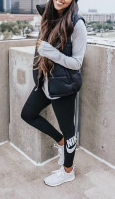 Black Leggings Style, Tennis Shoes Outfit, Cute Outfits With Jeans, Mode Casual, Trendy Street Style, Nike Leggings