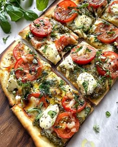 Ingredients: 2 flatbreads naan or pita bread\n1/2 cup hummus plain or flavored\n1/2 cup mozzarella cheese, shredded\n1/4 cup feta cheese, crumbled\n1/2 cup cherry tomatoes, halved\nInstructions: Spread hummus on flatbreads. Top with mozzarella and feta cheese, cherry tomatoes. \nEasy Mediterranean Flatbread Pizza Recipe! #MediterraneanFlatbread #FlatbreadPizzaRecipe #EasyRecipe #Pizza Flatbread Bar, Olive Flatbread, Flatbread Appetizers, Flatbread Toppings, Greek Flatbread, Pizza Naan, Flatbread Pizza Recipe, Uni Meals