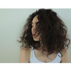 【セクシー度アップ！】黒髪でミディアムヘアならパーマをかけてみよう - Peachy - ライブドアニュース Wavy Hair Perm, Short Wavy Haircuts, Wavy Haircuts