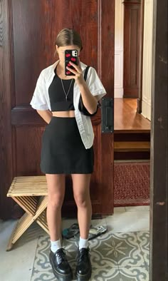 Edgy Feminine Outfits Summer, Galowo Outfit, Artsy Outfits Summer, Dc Martens Outfit Summer, Monochrome Summer Outfit, Dc Martens Outfit, Black Skirt Outfit Aesthetic, Oxford Outfit, Dc Martens