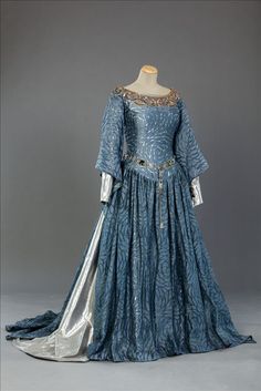 Gown. World Without End, Medieval Gown, Medieval Costume, Old Dresses, Fantasy Gowns, Medieval Clothing, Medieval Dress, Gorgeous Clothes