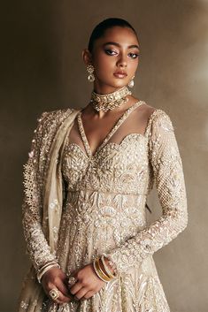 Gold Pakistani Bridal Dress, Pakistani Bridal Lehenga, Wedding Dresses Pakistani, Pakistani Bridal Dress, Lehenga Dupatta, Kaftan Designs, Reception Gown