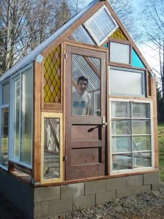 Greenhouse Old Windows, Greenhouse With Old Windows, Old Window Greenhouse, Serre Diy, Recycled Windows, Window Greenhouse, Diy Greenhouse Plans, Greenhouse Shed, Build A Greenhouse