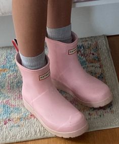 Cute Rubber Boots, Aesthetic Rain Boots, Pink Rain Boots Outfit, Spring Shoes 2024, Ugh Rain Boots, Rain Boots Aesthetic, Short Hunter Boots Outfit, Rain Boots Outfit, Pink Hunter Rain Boots