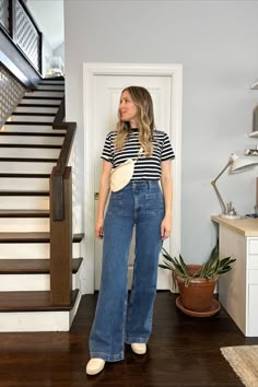 Sézane Le 70s Jeans - Michelle Tomczak Blog 70s Jeans, Flare Jeans Outfit, Outfit Links, Job Clothes, Outfits For Mexico, Outfit Primavera, Fashion Business Casual, Stylish Work Outfits, Love Clothing