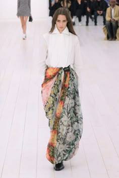 Loewe Spring 2025 Ready-to-Wear Collection [PHOTOS] Style Hippie Chic, Outfit Chic, Show Collection, Chic Bohemian, Eco Fashion, Fashion Show Collection, Urban Chic, Hippie Chic, Summer 24